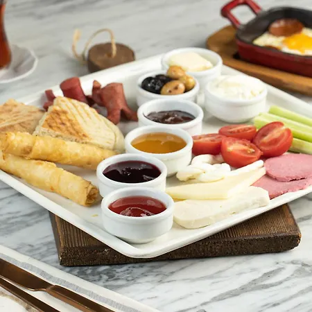 מלון דירות Life Hotel& Breakfast 4*